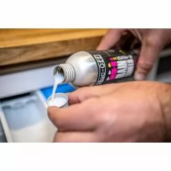 Muc-Off Wash-In Rain Shield Re-Proofer 300ml -SRAM Verkäufe muc off wash in rain shield re proofer 300ml6
